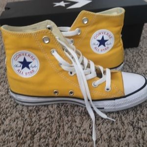 Bright yellow women’s converse all star high top ✨